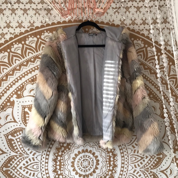 Faux hooded fur - Picture 2 of 4